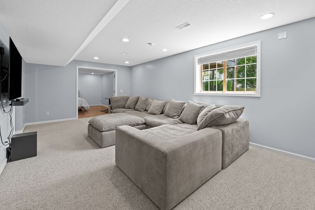 1198 Bridgeview Place, Le Claire, IA 52753