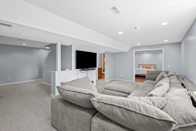 1198 Bridgeview Place, Le Claire, IA 52753