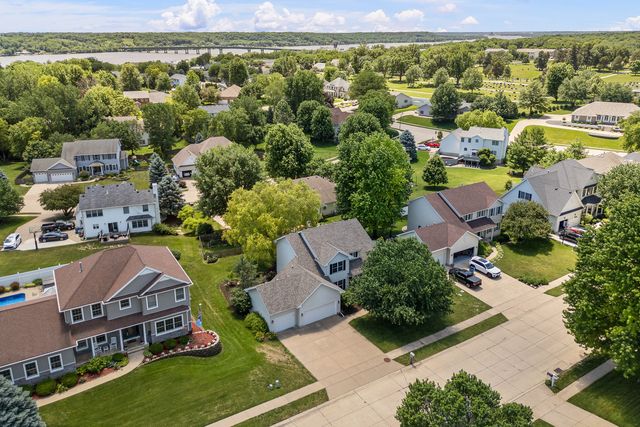 1198 Bridgeview Place, Le Claire, IA 52753