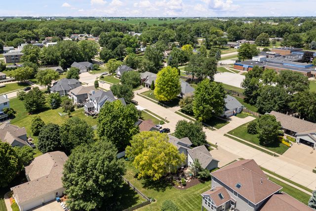 1198 Bridgeview Place, Le Claire, IA 52753