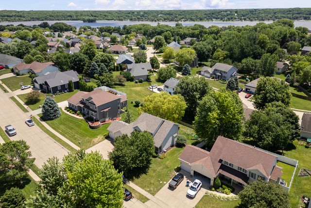 1198 Bridgeview Place, Le Claire, IA 52753