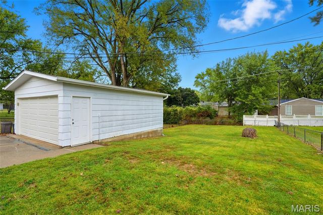 22 McNulty Drive, Florissant, MO 63031