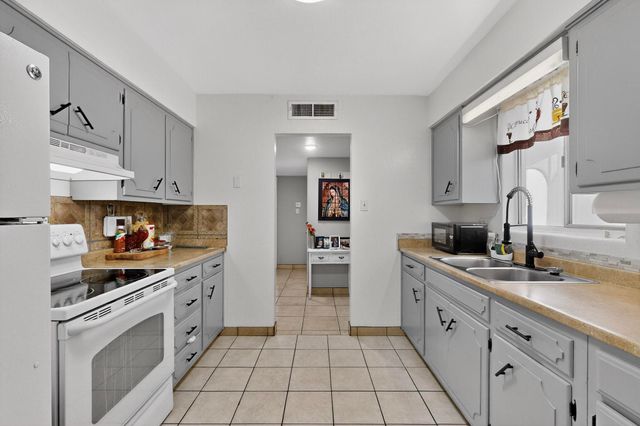 204 General Hodges Street NE, Albuquerque, NM 87123