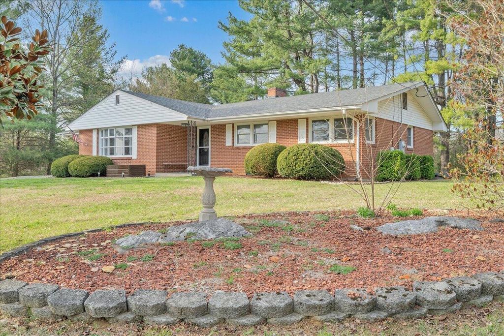 140 Stephens DR, Troutville, VA 24175