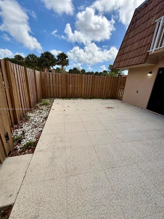 602 Green Springs Pl 602, West Palm Beach, FL 33409