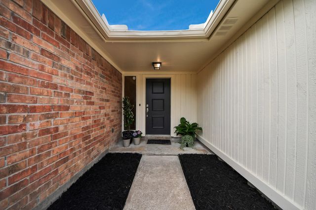 14219 Swanfield Dr, Houston, TX 77083