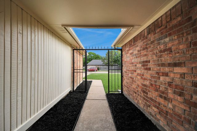 14219 Swanfield Dr, Houston, TX 77083