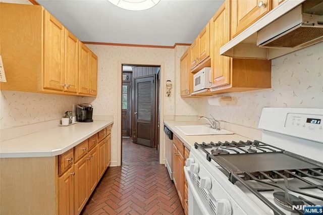 12 Bancroft Place, Fair Lawn, NJ 07410