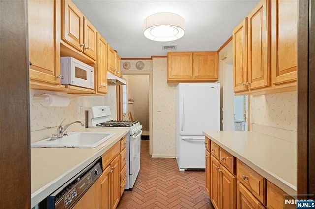 12 Bancroft Place, Fair Lawn, NJ 07410