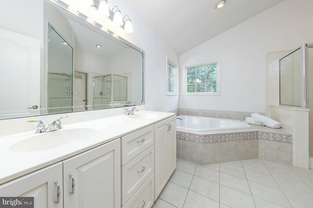 10 LANGE CT, Mullica Hill, NJ 08062