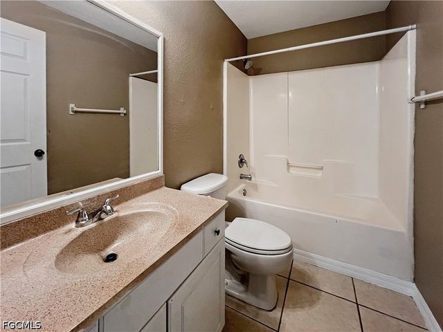 5231 27th ST SW, Lehigh Acres, FL 33973