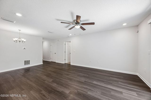 8064 NOROAD, Jacksonville, FL 32210