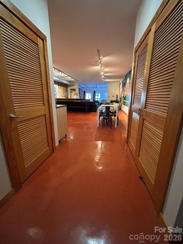 28 N Lexington Avenue, Asheville, NC 28801