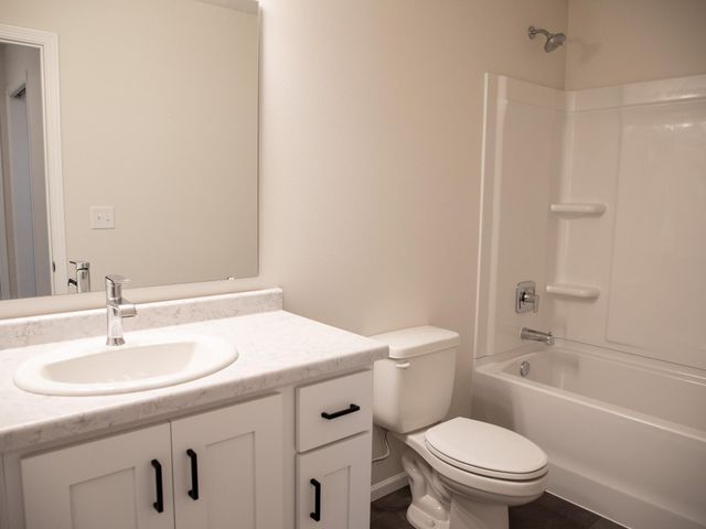 6704 Meadow View Drive S, Fargo, ND 58104