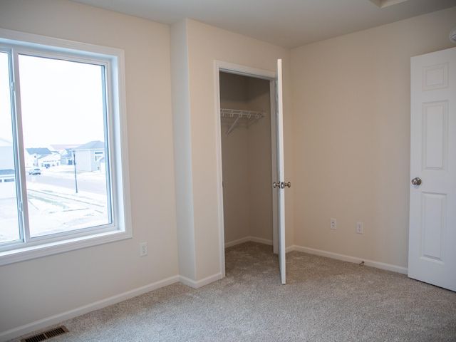 6704 Meadow View Drive S, Fargo, ND 58104