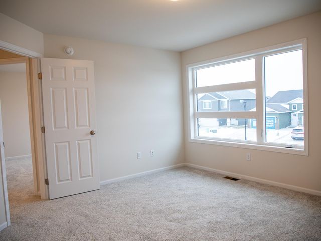 6704 Meadow View Drive S, Fargo, ND 58104