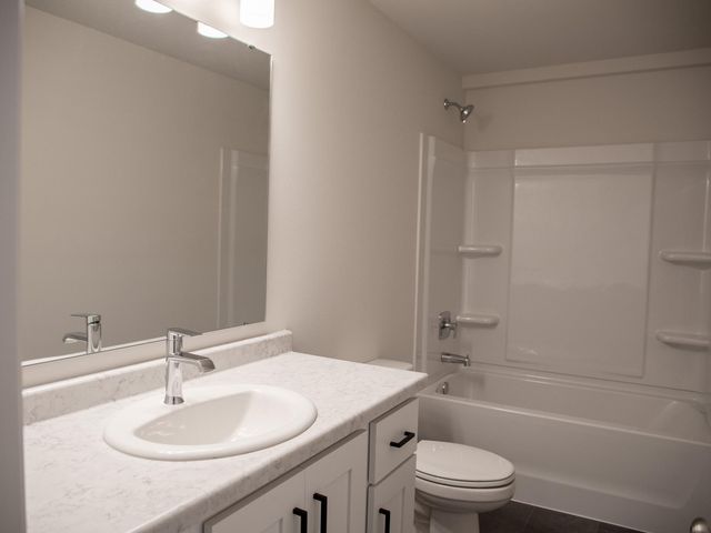 6704 Meadow View Drive S, Fargo, ND 58104