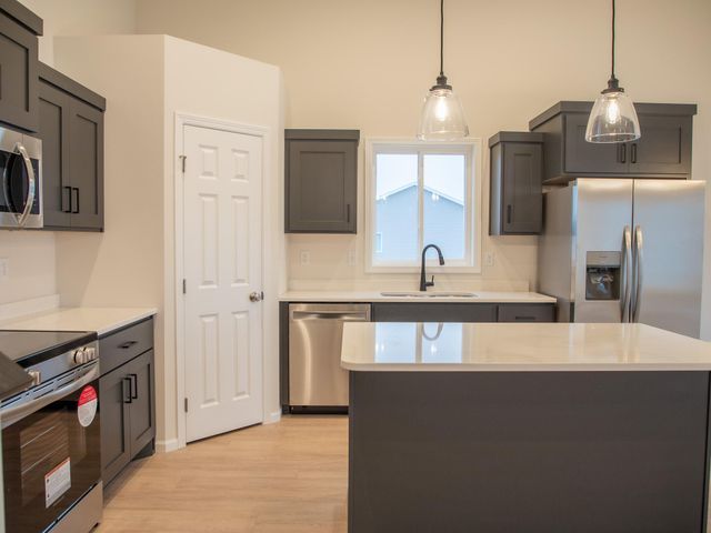 6704 Meadow View Drive S, Fargo, ND 58104