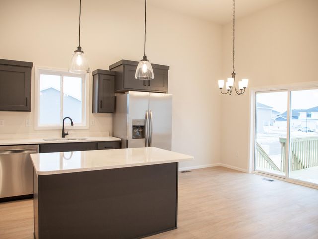 6704 Meadow View Drive S, Fargo, ND 58104