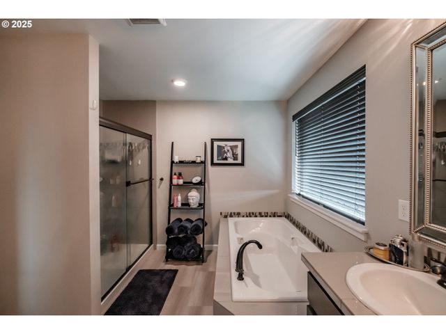 2412 Ne SUMMIT Dr, Albany, OR 97321