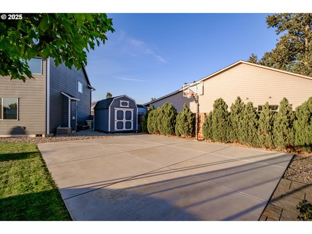 2412 Ne SUMMIT Dr, Albany, OR 97321