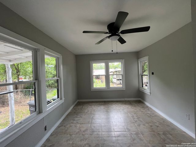 335 Henry, San Antonio, TX 78207