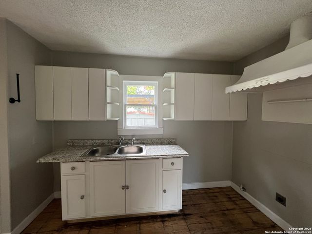 335 Henry, San Antonio, TX 78207