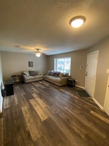 2402 Sycamore Avenue D4, Huntsville, TX 77340