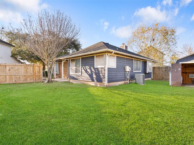 75 Avocado Court, Lake Jackson, TX 77566