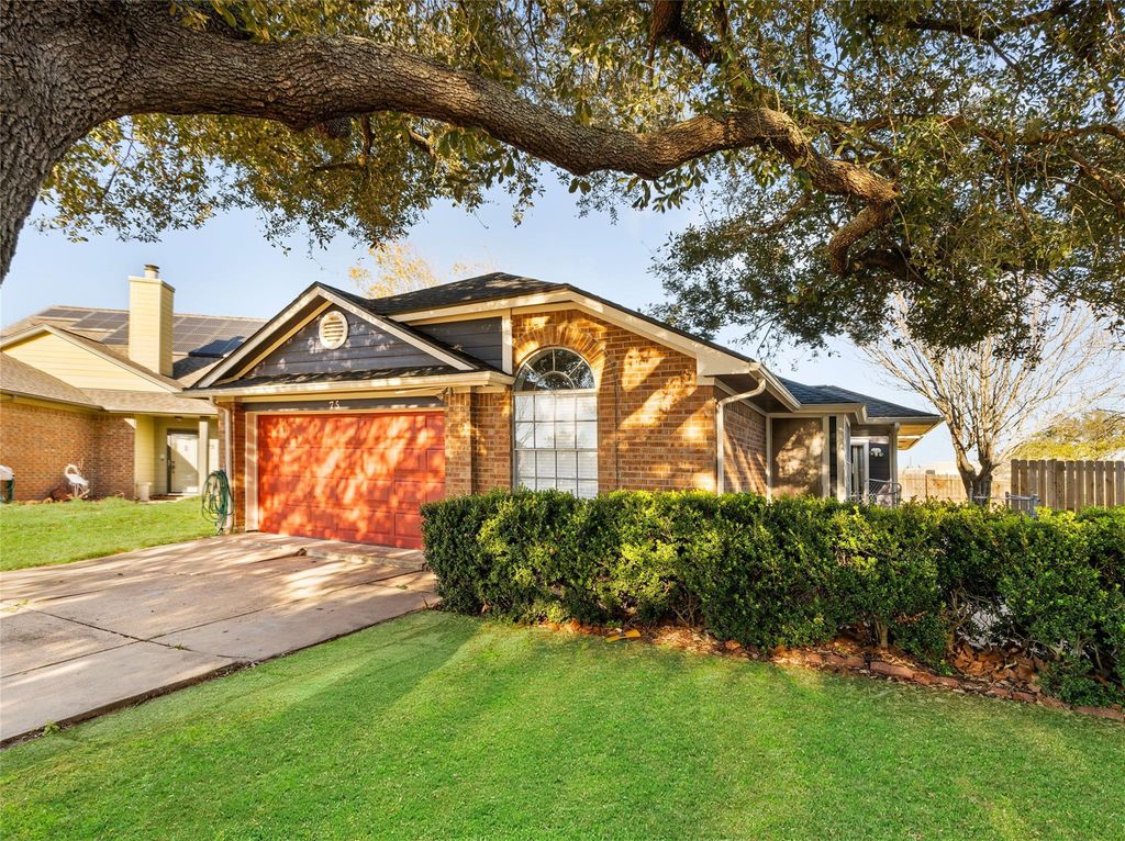75 Avocado Court, Lake Jackson, TX 77566