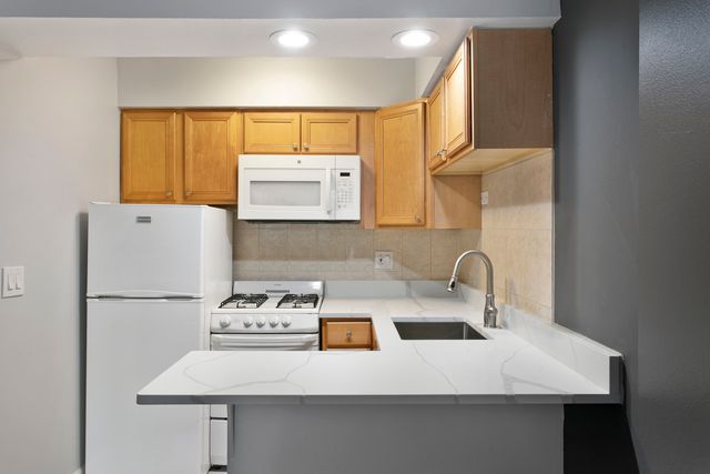 6758 N Sheridan Avenue 433, Chicago, IL 60626