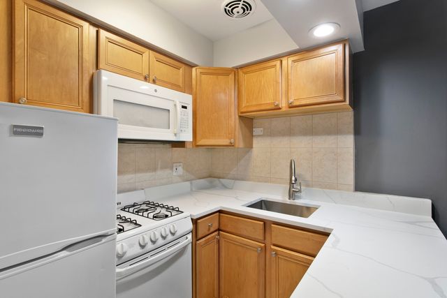 6758 N Sheridan Avenue 433, Chicago, IL 60626