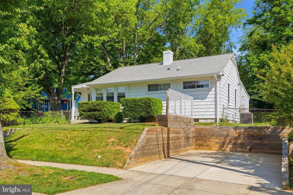 1102 BROADWOOD DR, Rockville, MD 20851