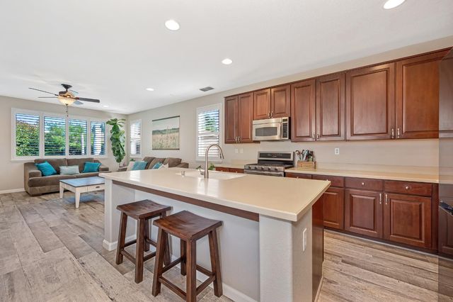 1649 Snapdragon Ln, Roseville, CA 95747