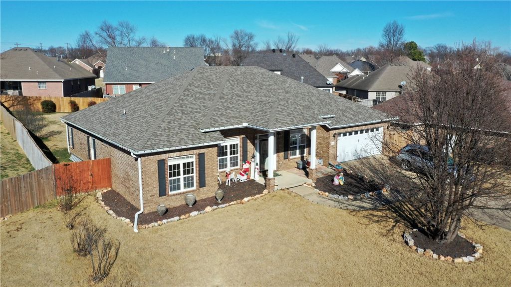 810 Brookside Court, Rogers, AR 72758