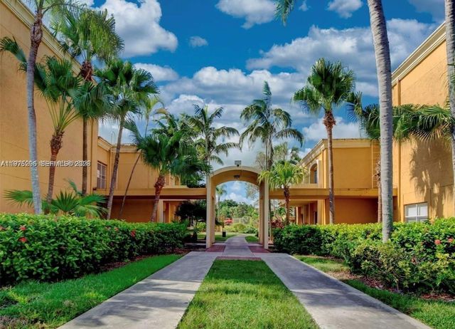 17911 NW 68th Ave O208, Hialeah, FL 33015