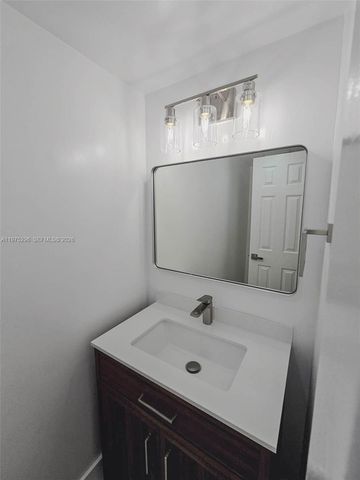 17911 NW 68th Ave O208, Hialeah, FL 33015