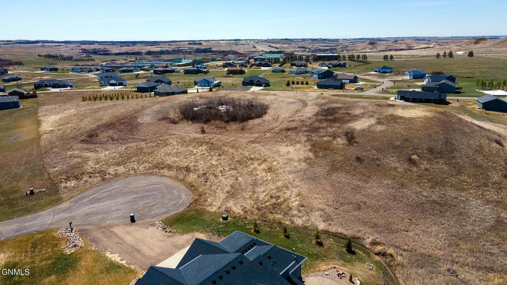 717 Branding Iron Drive, Bismarck, ND 58503 photo 2