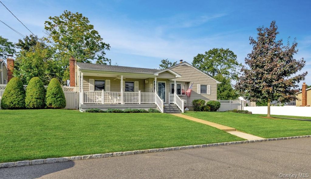 1040 4th Street, West Babylon, NY 11704