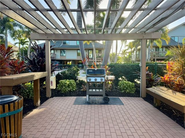 1126 Harbour Cottage CT, Sanibel, FL 33957