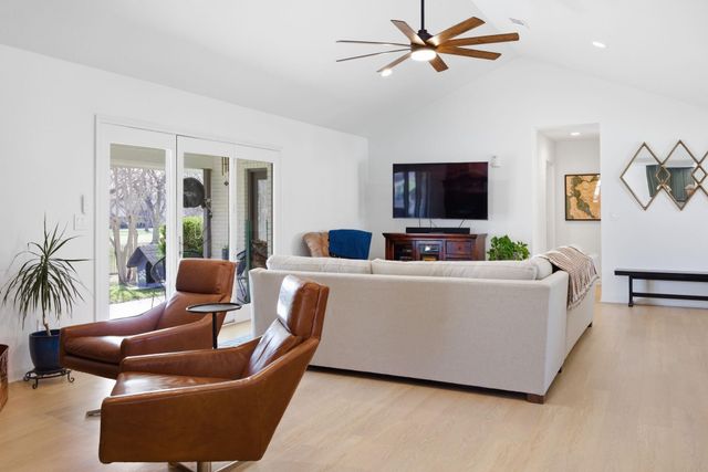 417 Olympia Fields, Meadowlakes, TX 78654