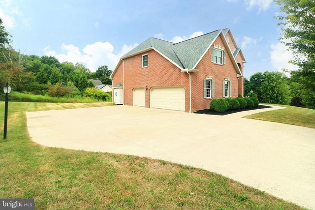 311 TREETOPS DR, State College, PA 16801