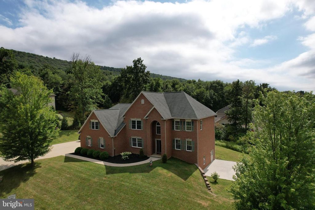 311 TREETOPS DR, State College, PA 16801
