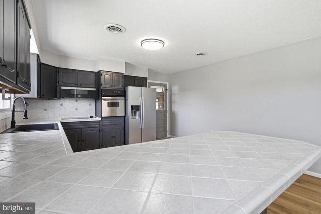 11195 VALLEY RD, Berkeley Springs, WV 25411