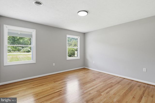 11195 VALLEY RD, Berkeley Springs, WV 25411