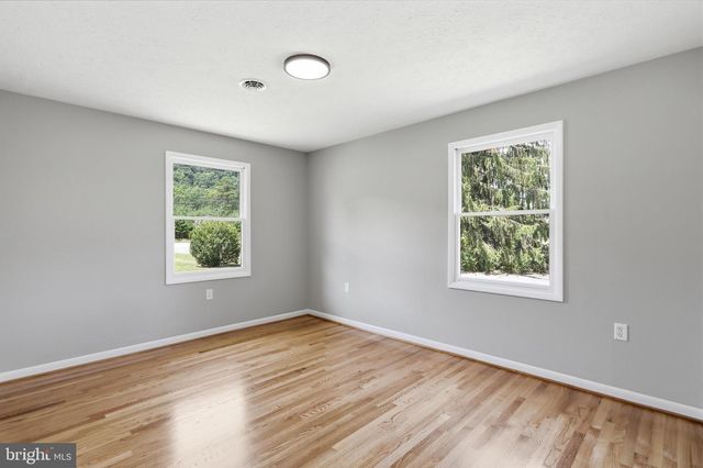 11195 VALLEY RD, Berkeley Springs, WV 25411