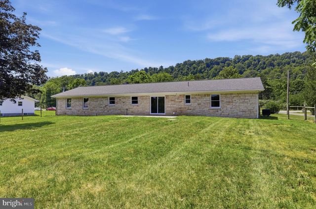 11195 VALLEY RD, Berkeley Springs, WV 25411