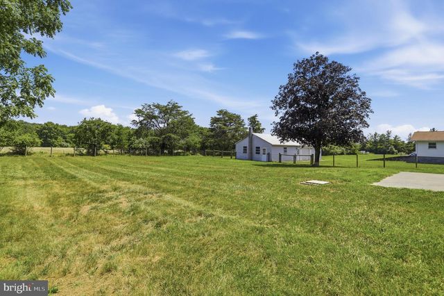11195 VALLEY RD, Berkeley Springs, WV 25411