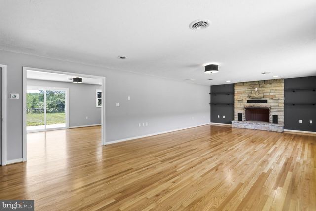 11195 VALLEY RD, Berkeley Springs, WV 25411