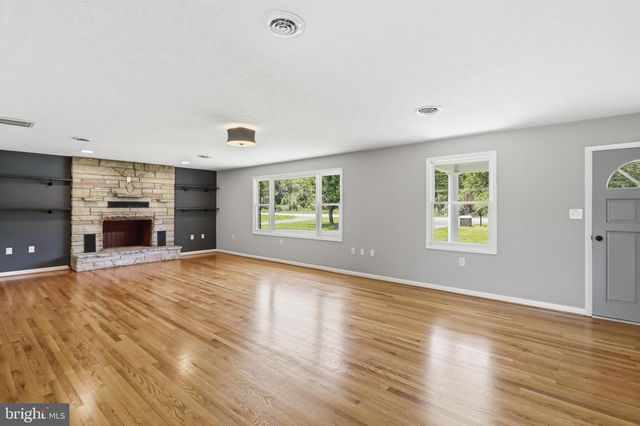 11195 VALLEY RD, Berkeley Springs, WV 25411